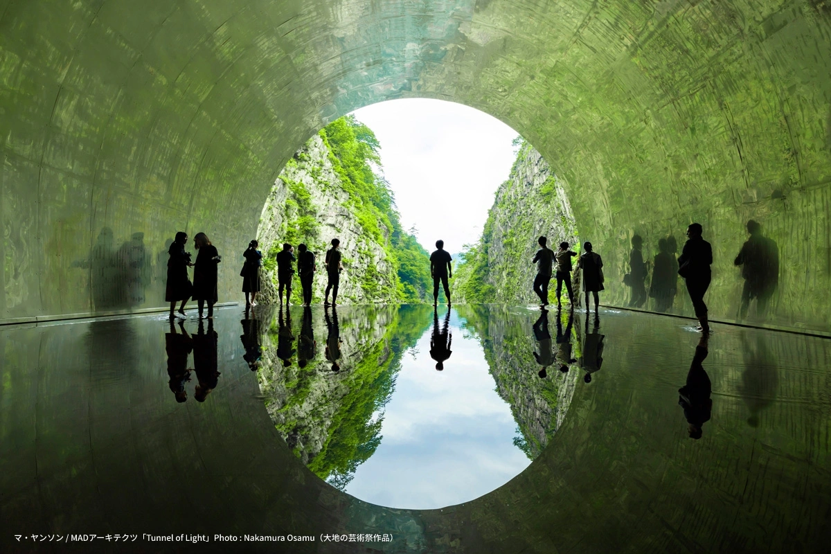 マ・ヤンソン / MADアーキテクツ「Tunnel of Light」Photo : Nakamura Osamu（大地の芸術祭作品）